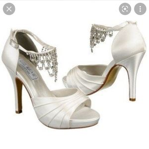 Benjamin Walk satin dress sandal. Unworn size 11